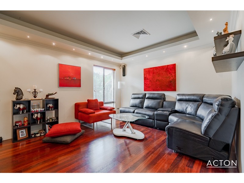 24 Pineknoll Gardens, Meadow Springs WA 6210