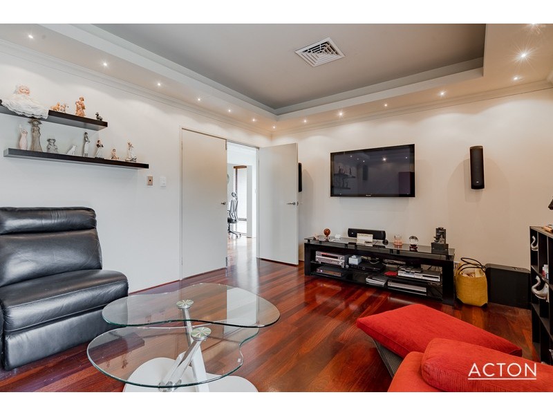 24 Pineknoll Gardens, Meadow Springs WA 6210