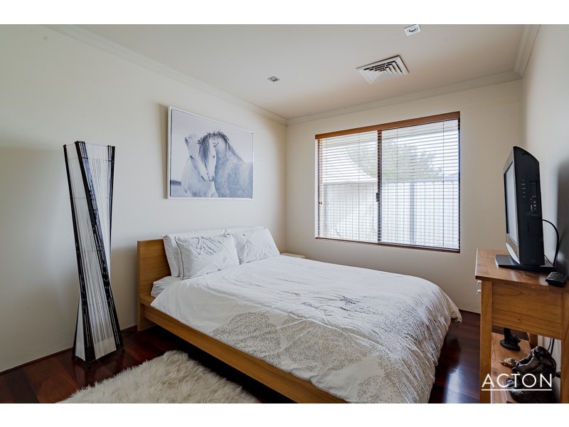 24 Pineknoll Gardens, Meadow Springs WA 6210