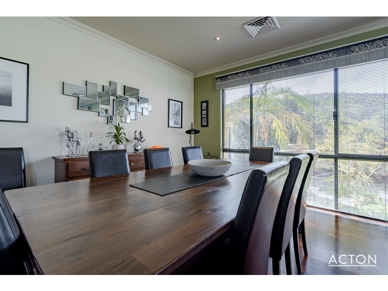 24 Pineknoll Gardens, Meadow Springs WA 6210