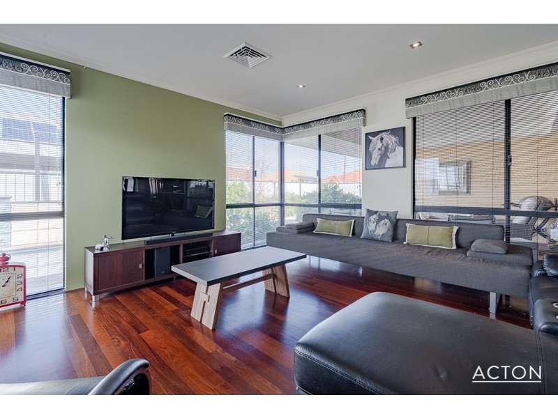 24 Pineknoll Gardens, Meadow Springs WA 6210