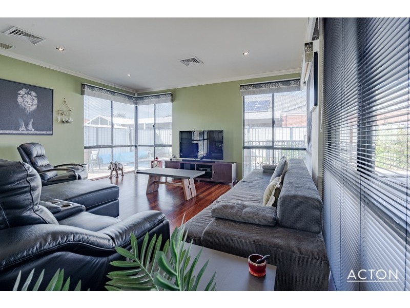 24 Pineknoll Gardens, Meadow Springs WA 6210