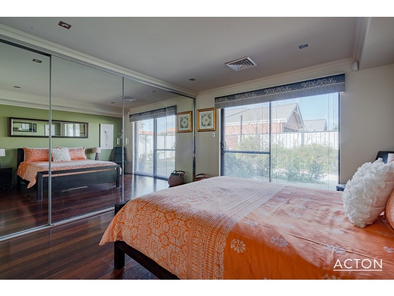 24 Pineknoll Gardens, Meadow Springs WA 6210