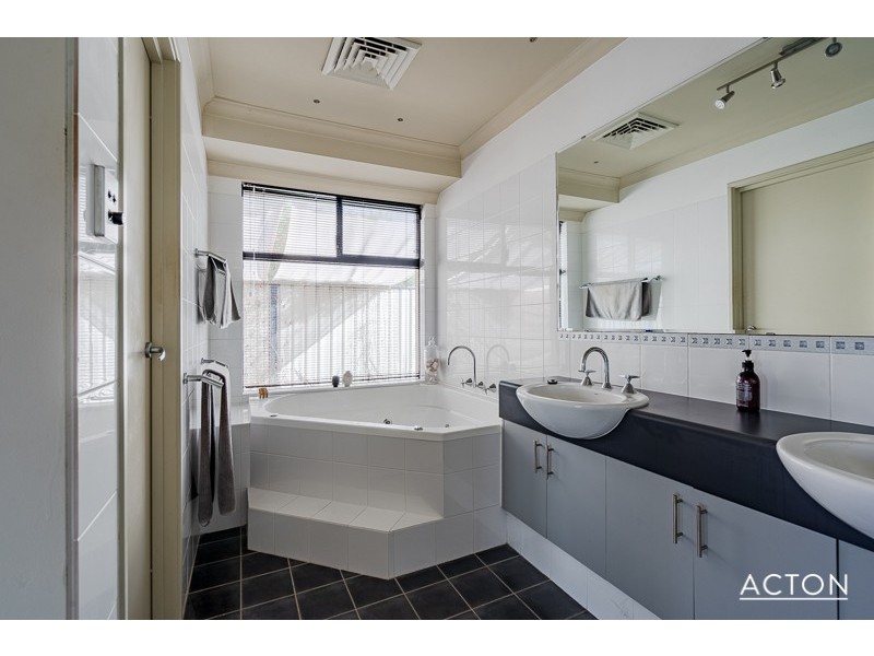 24 Pineknoll Gardens, Meadow Springs WA 6210