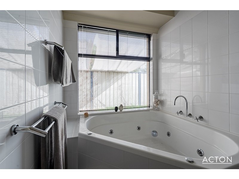 24 Pineknoll Gardens, Meadow Springs WA 6210