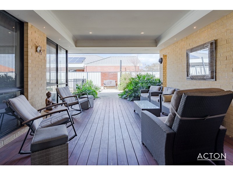 24 Pineknoll Gardens, Meadow Springs WA 6210