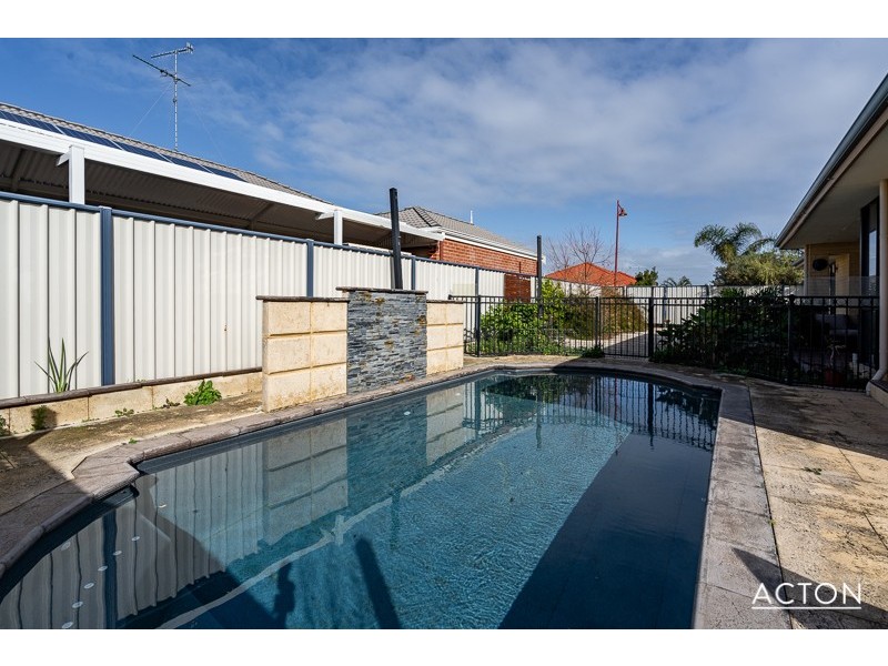 24 Pineknoll Gardens, Meadow Springs WA 6210