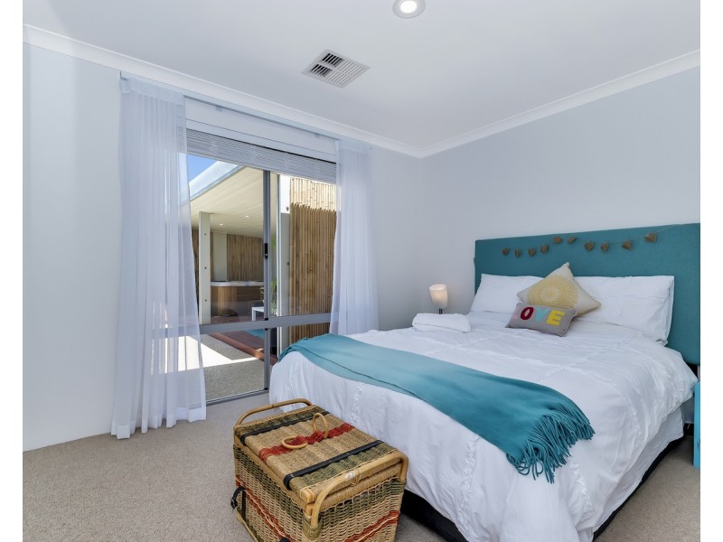 32 Acerosa Boulevard, Halls Head WA 6210
