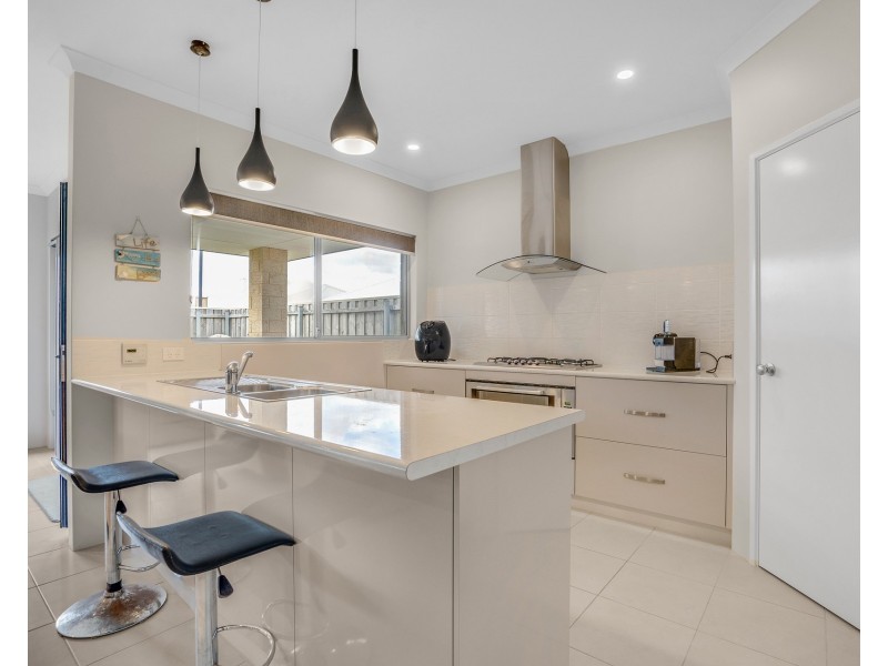 8 Teneriffe Rise, Halls Head WA 6210