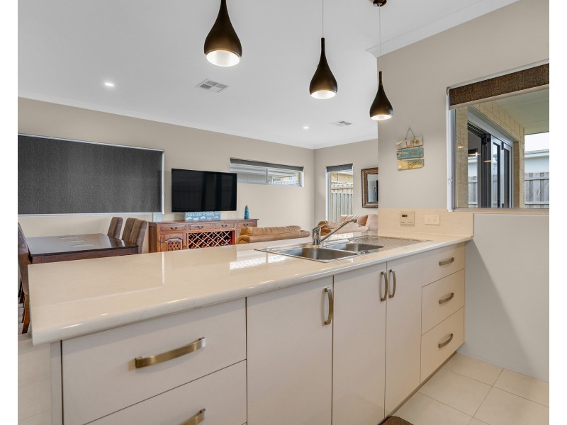 8 Teneriffe Rise, Halls Head WA 6210