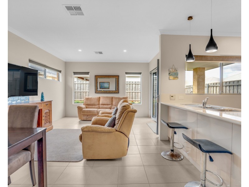 8 Teneriffe Rise, Halls Head WA 6210
