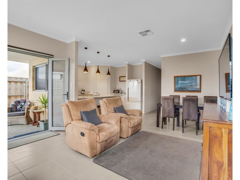 8 Teneriffe Rise, Halls Head WA 6210