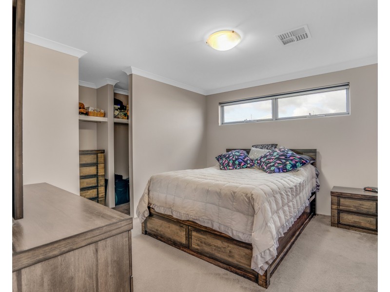 8 Teneriffe Rise, Halls Head WA 6210