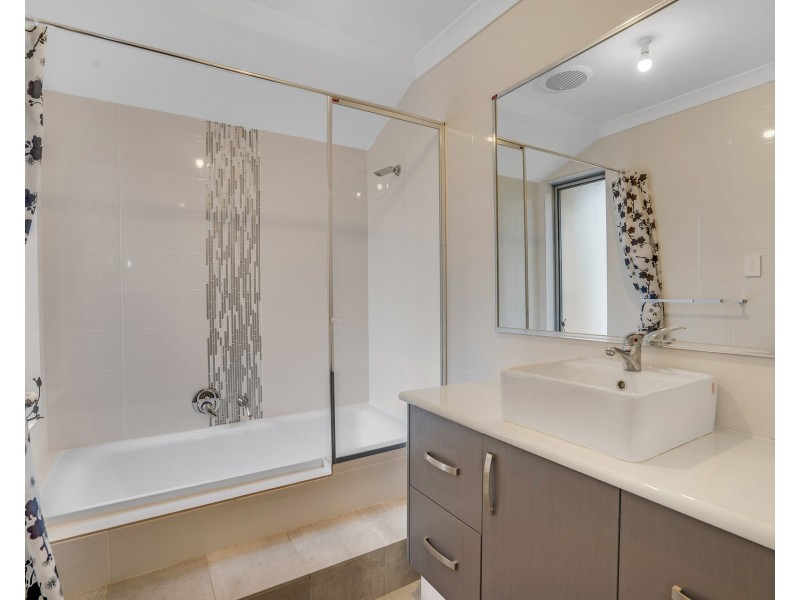 8 Teneriffe Rise, Halls Head WA 6210