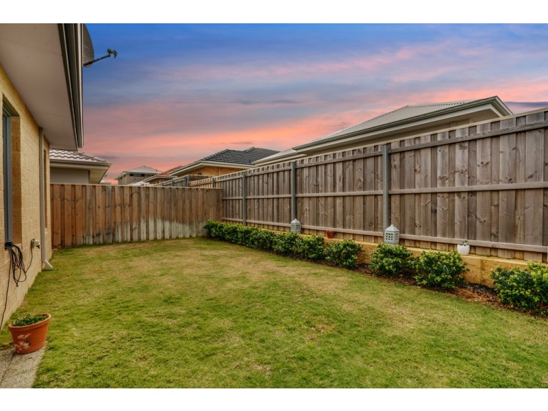 8 Teneriffe Rise, Halls Head WA 6210