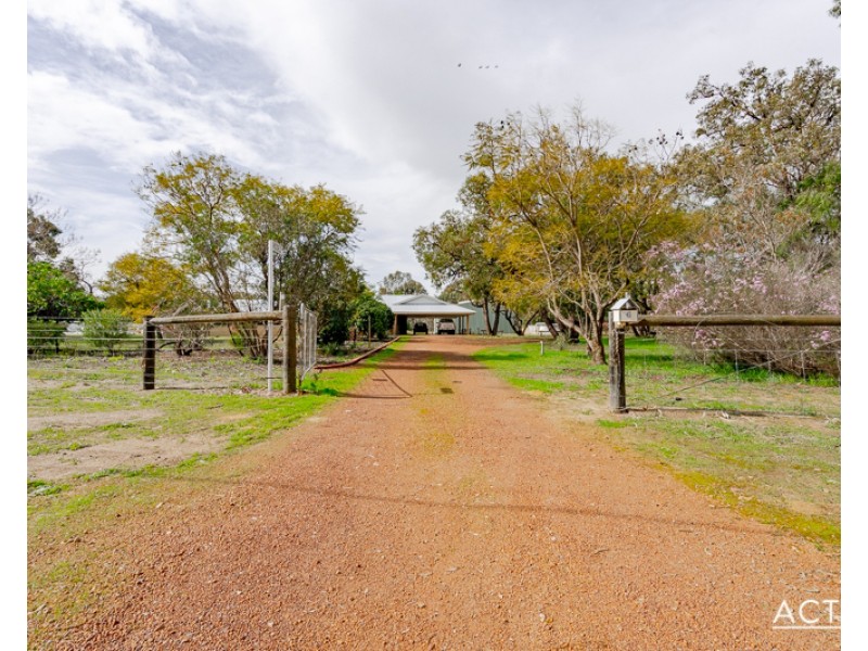 4 Summerhill Drive, Stake Hill WA 6181