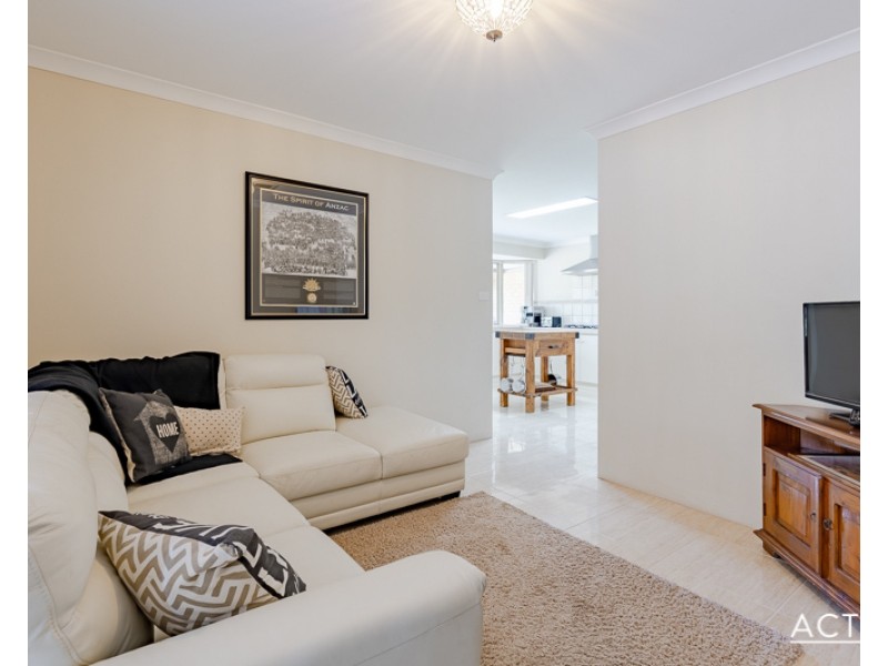 4 Summerhill Drive, Stake Hill WA 6181