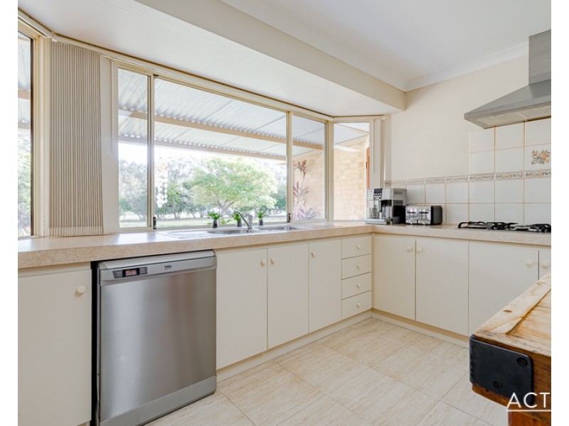 4 Summerhill Drive, Stake Hill WA 6181