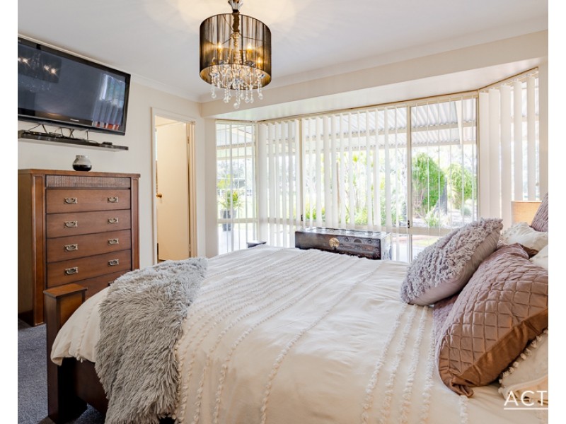 4 Summerhill Drive, Stake Hill WA 6181