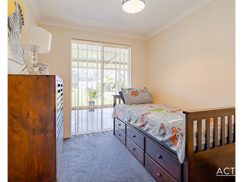 4 Summerhill Drive, Stake Hill WA 6181