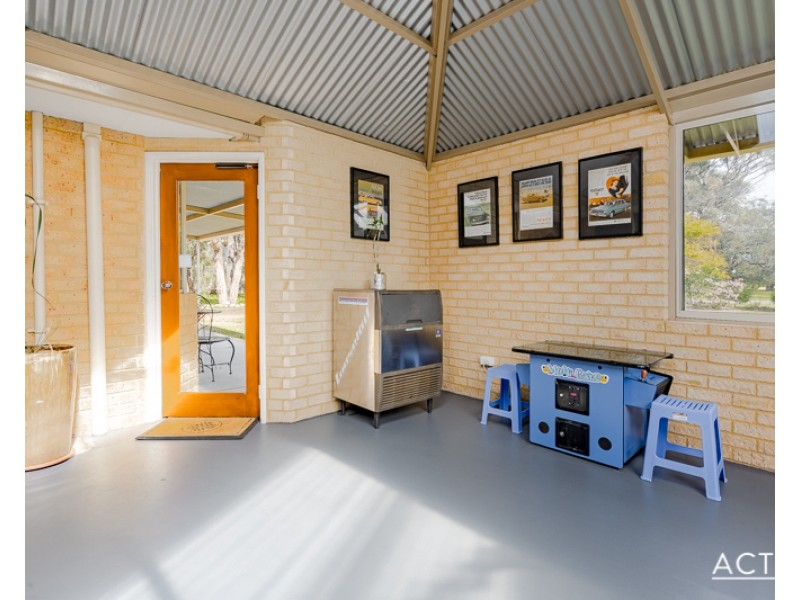 4 Summerhill Drive, Stake Hill WA 6181