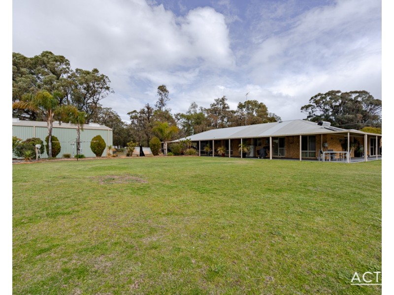4 Summerhill Drive, Stake Hill WA 6181