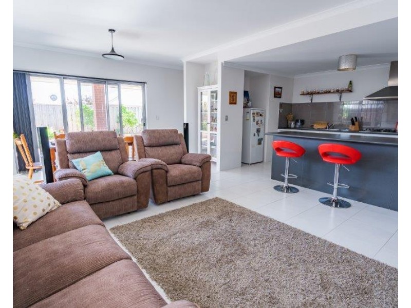 4 Cruentas Way, Halls Head WA 6210