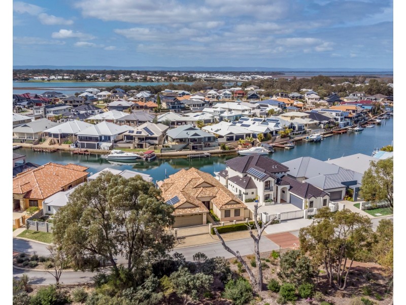 8 Syrenka Turn, Halls Head WA 6210