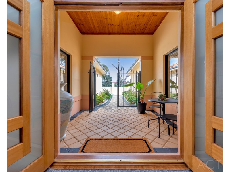 8 Syrenka Turn, Halls Head WA 6210