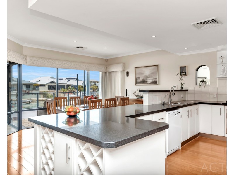 8 Syrenka Turn, Halls Head WA 6210