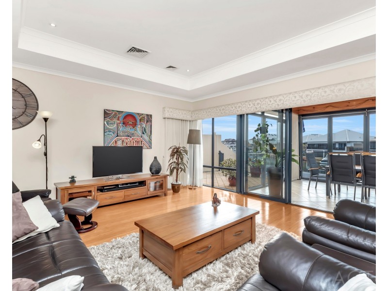 8 Syrenka Turn, Halls Head WA 6210