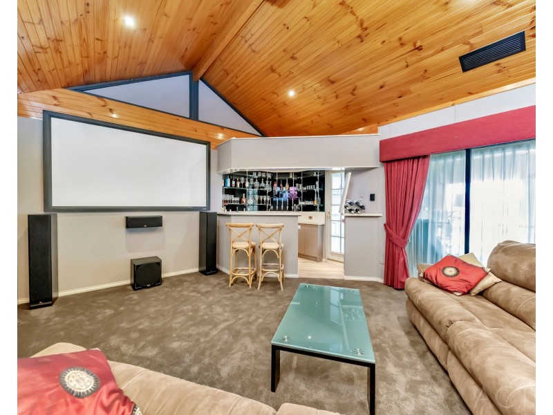 8 Syrenka Turn, Halls Head WA 6210