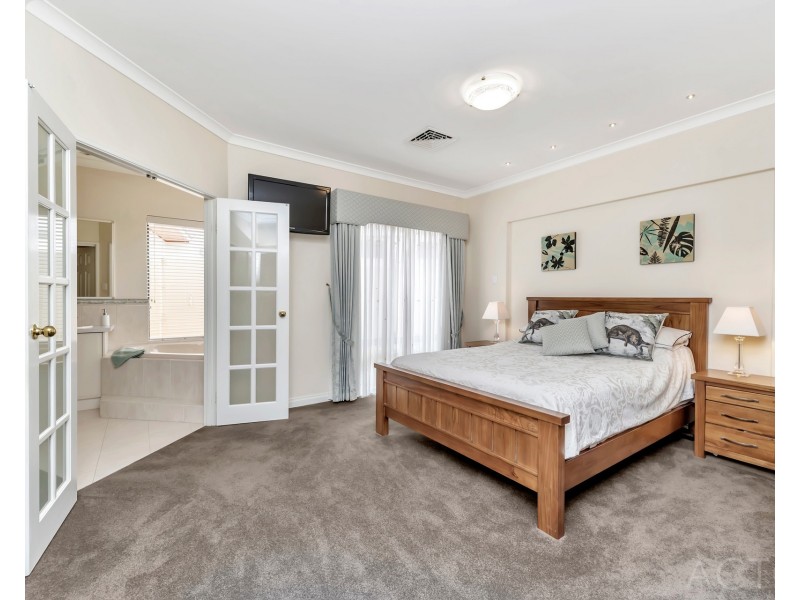 8 Syrenka Turn, Halls Head WA 6210