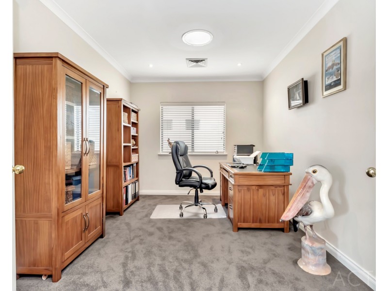 8 Syrenka Turn, Halls Head WA 6210