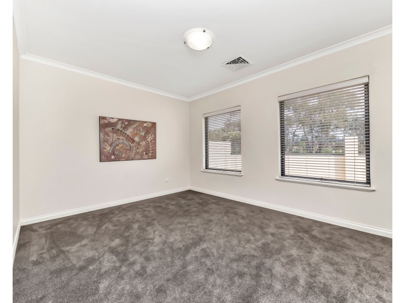 8 Syrenka Turn, Halls Head WA 6210