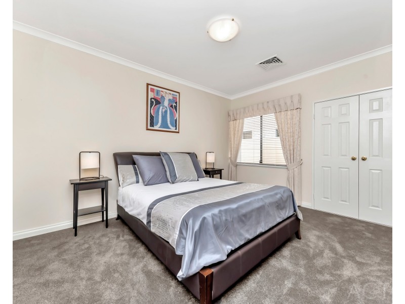 8 Syrenka Turn, Halls Head WA 6210