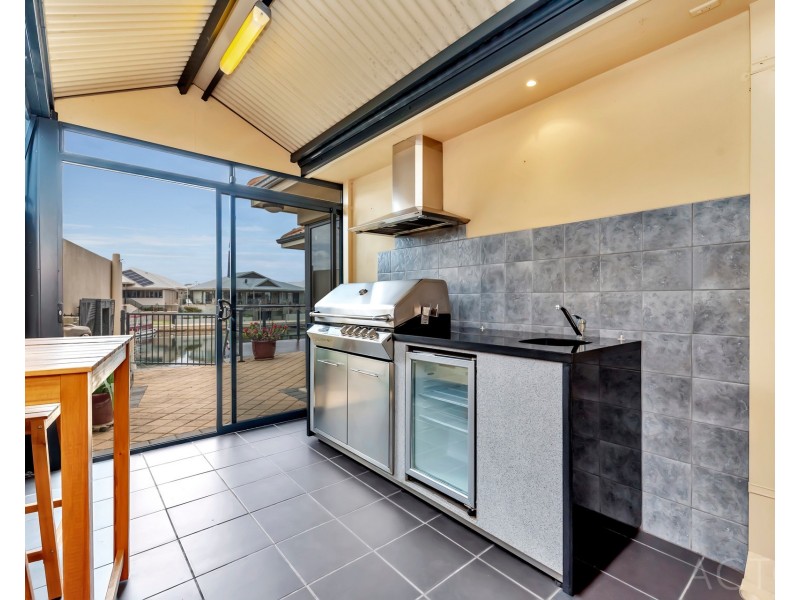 8 Syrenka Turn, Halls Head WA 6210