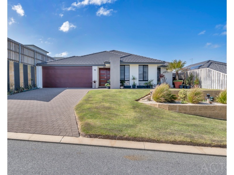 32 Jennerae Bend, Halls Head WA 6210