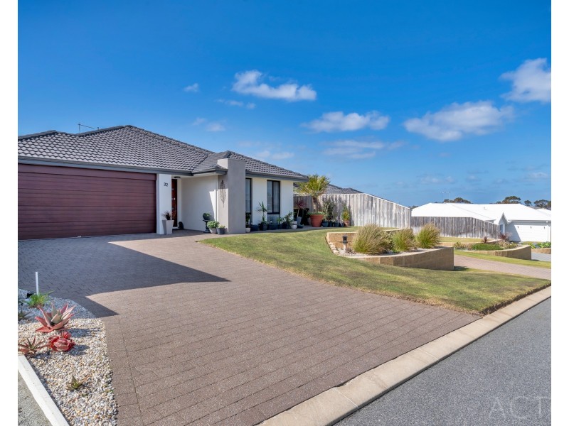 32 Jennerae Bend, Halls Head WA 6210
