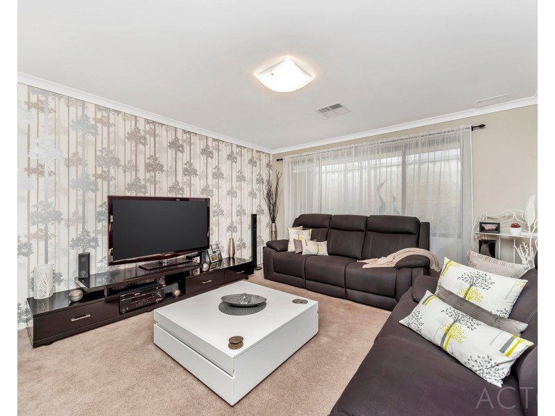 32 Jennerae Bend, Halls Head WA 6210