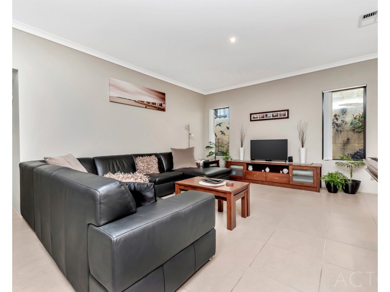 32 Jennerae Bend, Halls Head WA 6210