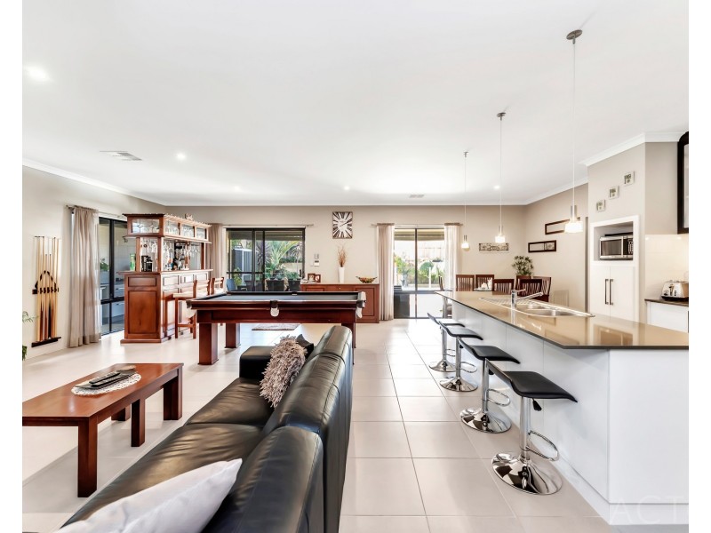 32 Jennerae Bend, Halls Head WA 6210