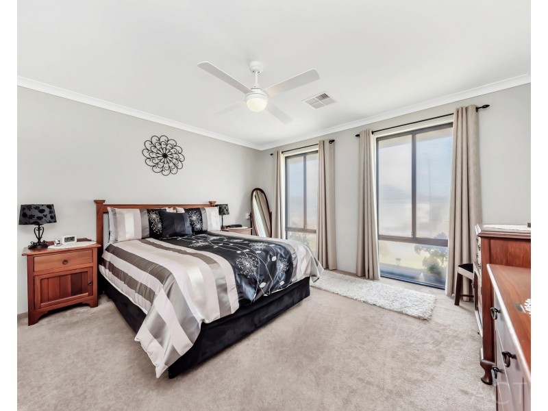 32 Jennerae Bend, Halls Head WA 6210