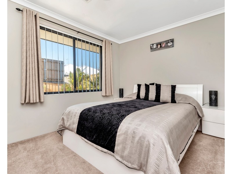 32 Jennerae Bend, Halls Head WA 6210