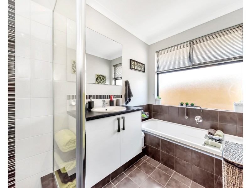 32 Jennerae Bend, Halls Head WA 6210