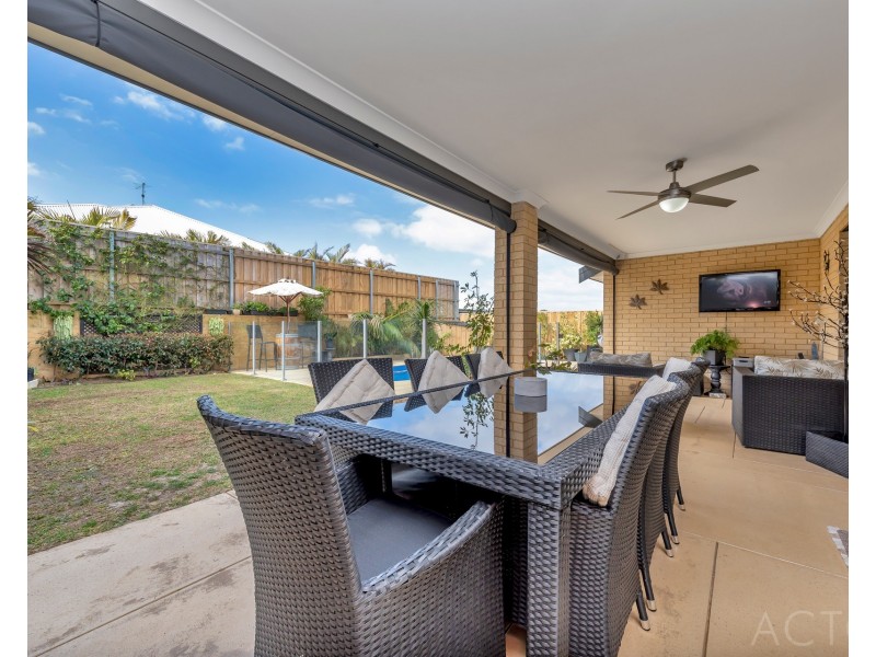 32 Jennerae Bend, Halls Head WA 6210