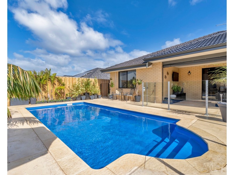 32 Jennerae Bend, Halls Head WA 6210