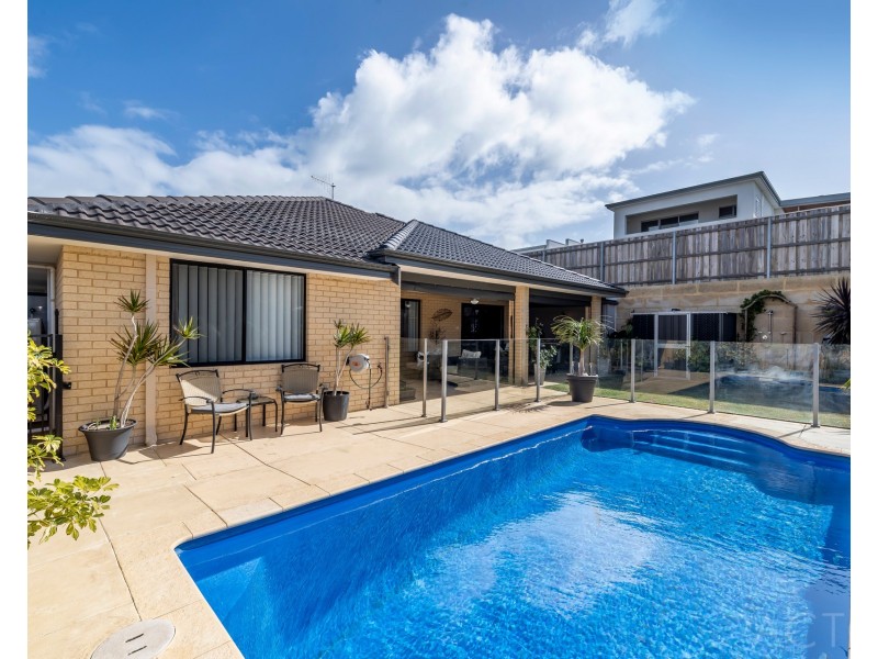 32 Jennerae Bend, Halls Head WA 6210