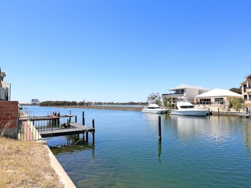 11 Brindabella Crescent, Halls Head WA 6210