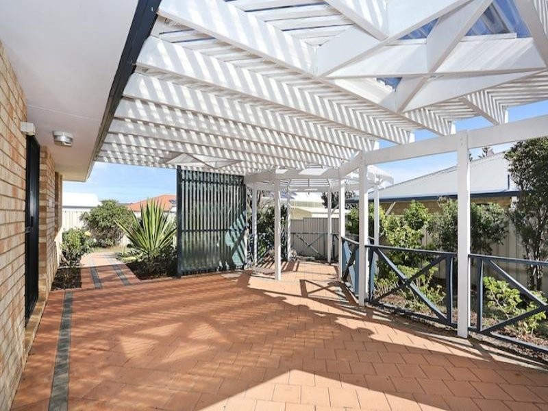 24 Daydream Plaza, Halls Head WA 6210